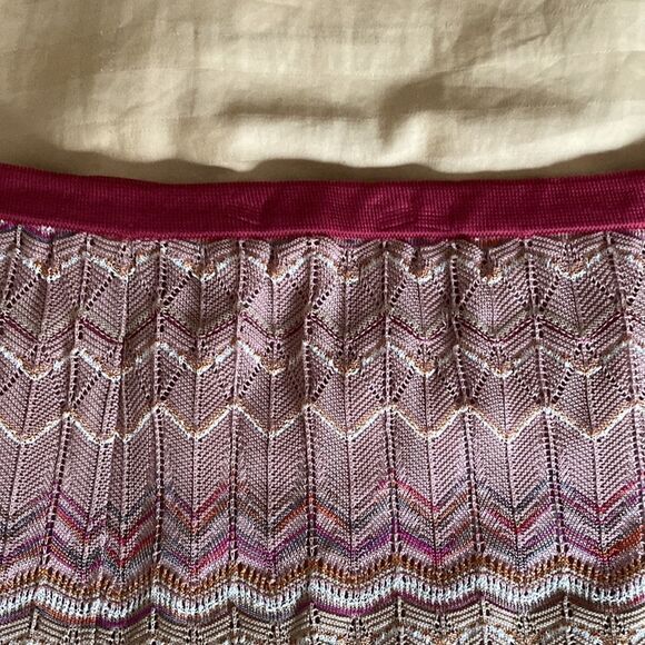 Italian Multicolor Knit Skirt with Covered Elastic Waistband and Scalloped Hem. - Picture 3 of 9